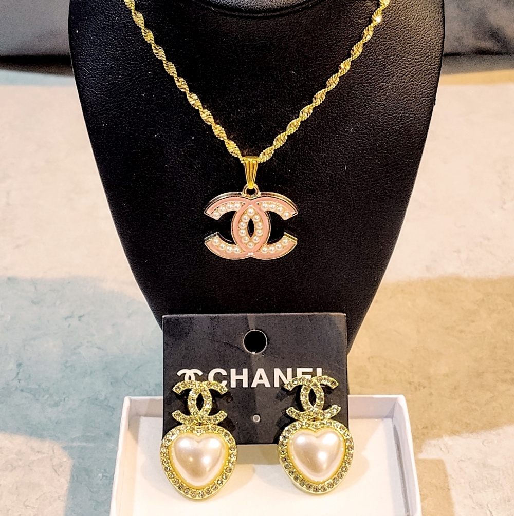 CHANEL CC GOLD-PLATED PENDANT ON NECKLACE & CHANEL CC HEART EARRINGS FAUX PEARLS - Picture 13 of 16